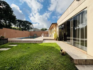 Fachada de casa com piscina e jardim em Lajeado, Brasil.