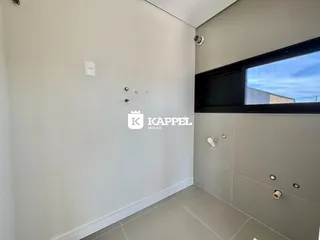 Vista de um corredor interno com paredes brancas e piso de cerâmica clara.