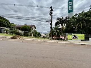 Vista externa de uma residência ao longo de uma rua em Lajeado.