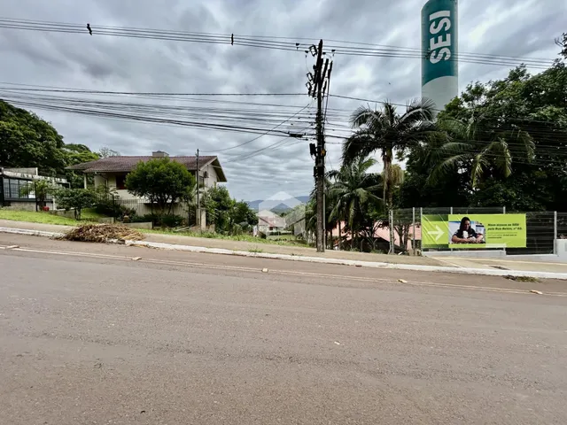 Vista externa de uma residência ao longo de uma rua em Lajeado.