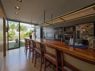 Sala de jantar com vista para o jardim externo.