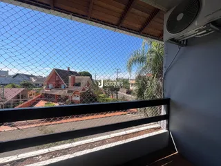 Vista da rua com telhados de casas em Lajeado.