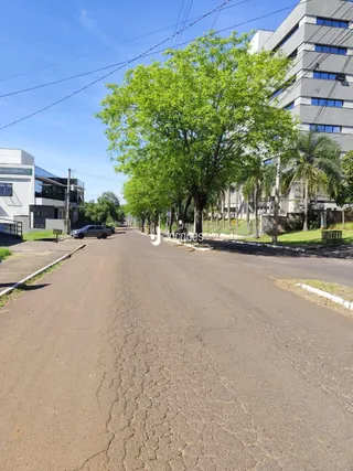 Vista de uma rua arborizada em Lajeado, Brasil.