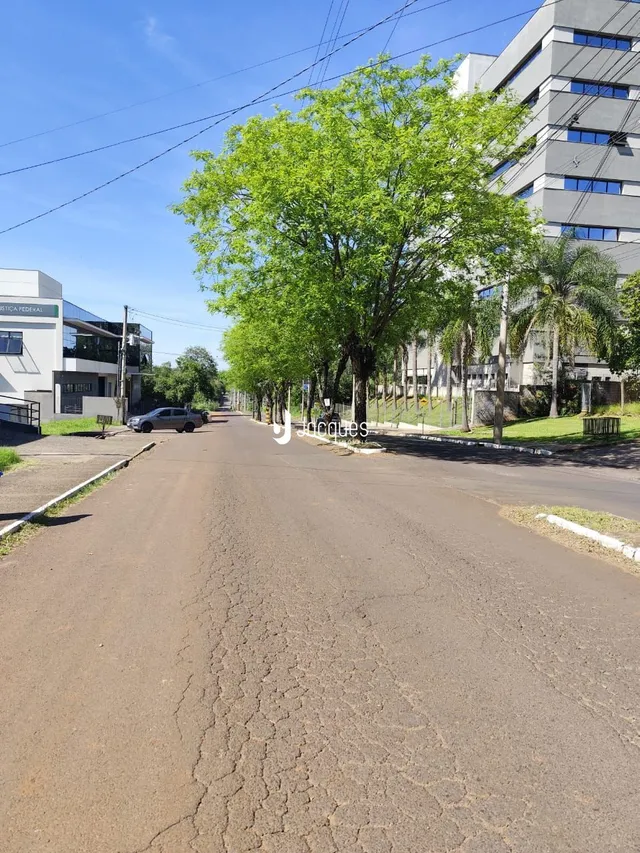 Vista de uma rua arborizada em Lajeado, Brasil.