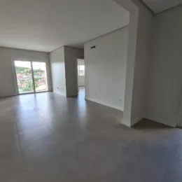 Foto de um ambiente interno amplo e vazio de uma residência.