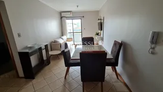 Ambiente interno com mesa de jantar e móveis em um apartamento.