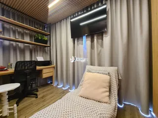 Foto de um ambiente interno com decoração moderna e piso de madeira.