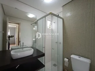Banheiro com bancada e box de vidro em um imóvel no Brasil.