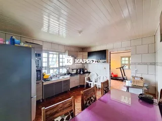Cozinha com armários e eletrodomésticos em um imóvel.