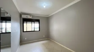 Hall de entrada com paredes brancas e piso de cerâmica.