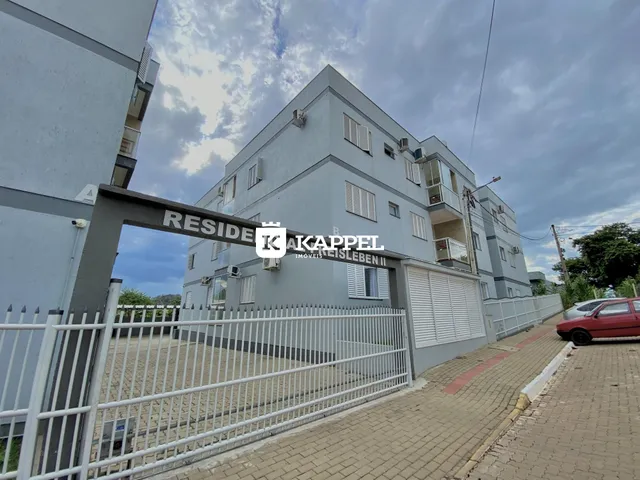 Fachada de um prédio residencial em Lajeado, Brasil com cerca de segurança na frente.