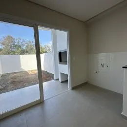Ambiente interno com porta de vidro que dá acesso ao exterior.