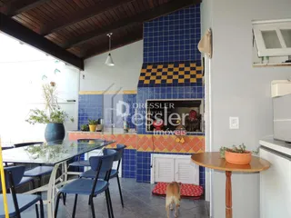 Foto de uma sala de jantar com mesa e cadeiras em um imóvel no Brasil.