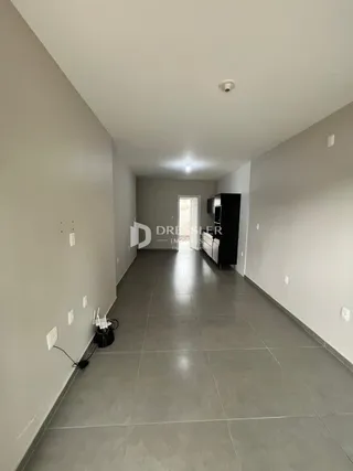 Foto de um corredor interno de uma residência.