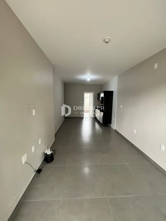 Foto de um corredor interno de uma residência.