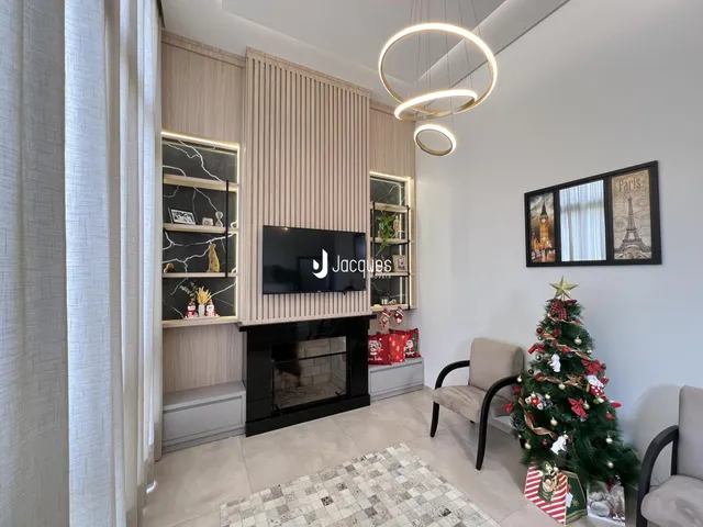 Sala de estar moderna com lareira e estantes em um apartamento.