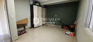 Hall de entrada com armários embutidos na parede de uma residência.