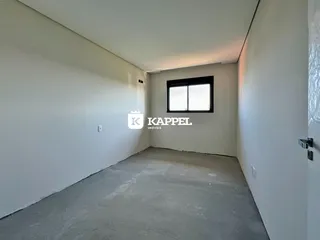 Foto de um cômodo vazio com paredes brancas e piso de concreto.
