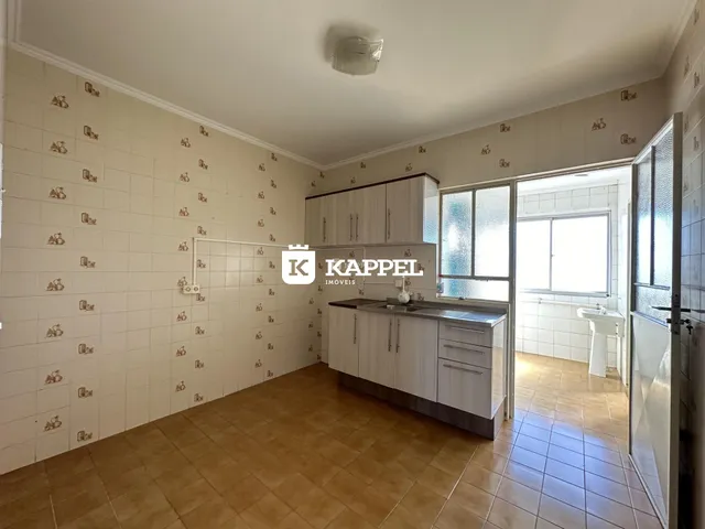 Foto de uma cozinha com armários brancos e piso de cerâmica.