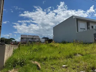 Fachada de uma residência com gramado em primeiro plano.