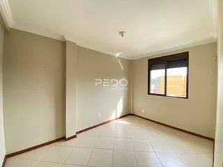 Vista interna de um ambiente com piso de cerâmica e paredes claras.