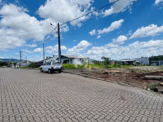 Vista da rua com casas e vegetação em Lajeado, Brasil.