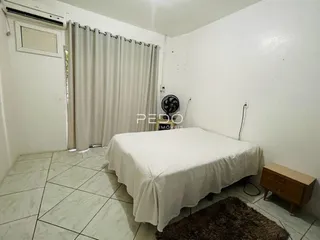 Quarto com cama e janela em um imóvel.