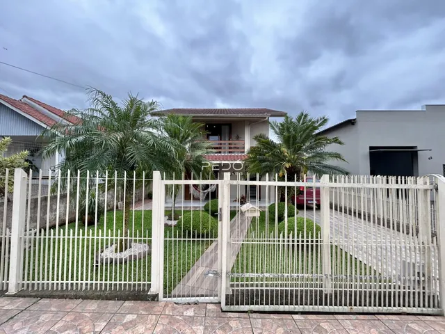 Foto da fachada e do portão de uma residência em Lajeado, Brasil.