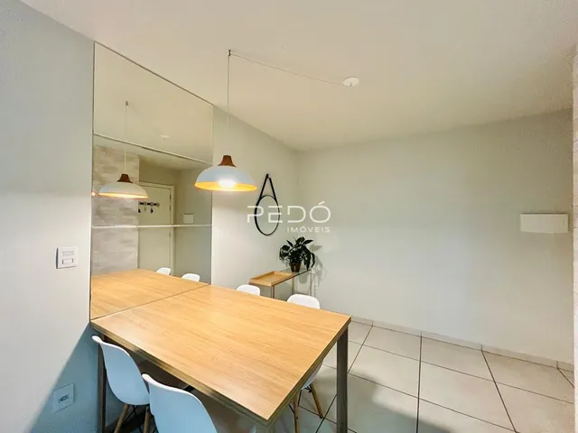ambiente interno com mesa de jantar e espelho em um imóvel no Brasil