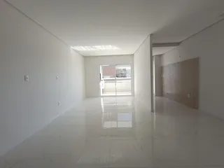 Corredor interno de uma residência com paredes brancas e piso claro.