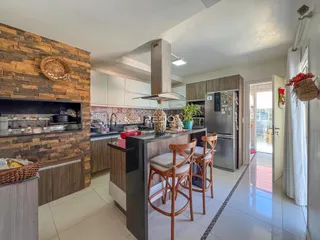Vista da cozinha e sala de jantar de uma propriedade em Lajeado, Brasil.