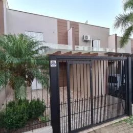 Fachada de um imóvel com cerca e portão em Lajeado, Brasil.