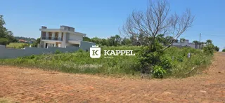 Fachada de uma casa moderna em Lajeado, Brasil, com vegetação no primeiro plano.