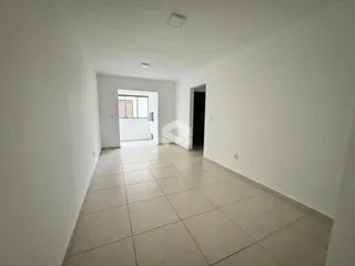 Hall de entrada com piso de cerâmica claro.