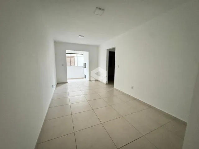 Hall de entrada com piso de cerâmica claro.
