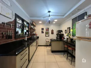 Foto de uma cozinha moderna com armários e piso cerâmico.