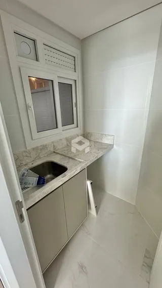 A bancada e o gabinete de uma área de banheiro.