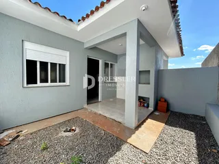 Fachada externa de uma casa em Lajeado, Brasil, com um pátio de pedras.