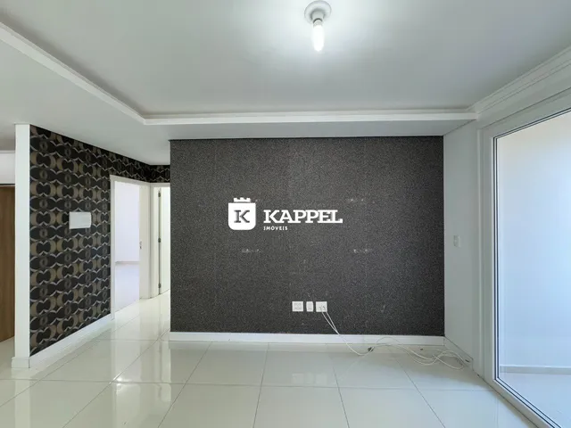 Hall de entrada com parede decorada em um apartamento em Lajeado.