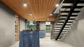 Interior de uma sala com teto de madeira e escadaria moderna.
