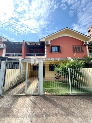 Fachada de uma residência com portão e cerca em Lajeado, Brasil.