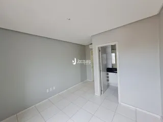 Interior de um corredor de imóvel em Lajeado, Brasil.