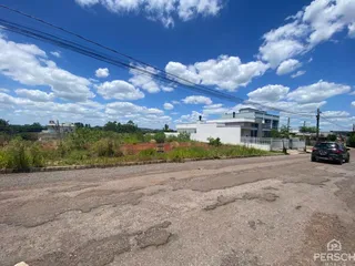 Vista externa de uma casa moderna branca em Lajeado, Brasil, com paisagem verde ao fundo.
