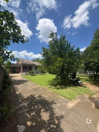 Vista da fachada de uma propriedade em Lajeado, Brasil, com gramado e caminho de acesso.
