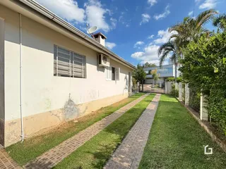 A fachada de uma residência em Lajeado, Brasil, com jardim frontal.