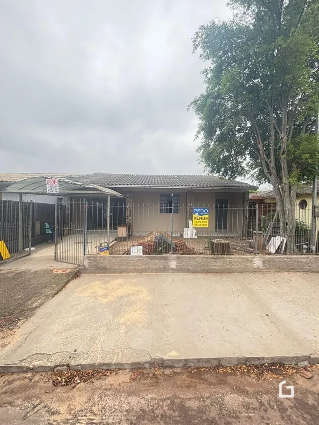 Fachada de uma propriedade em Lajeado, Brasil, com cerca e acesso ao terreno.