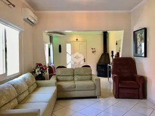 Sala de estar com sofá e poltronas em ambiente claro.