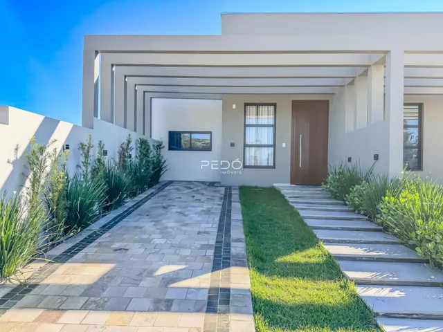 Fachada moderna de uma residência em Lajeado, Brasil, com jardim e calçada.