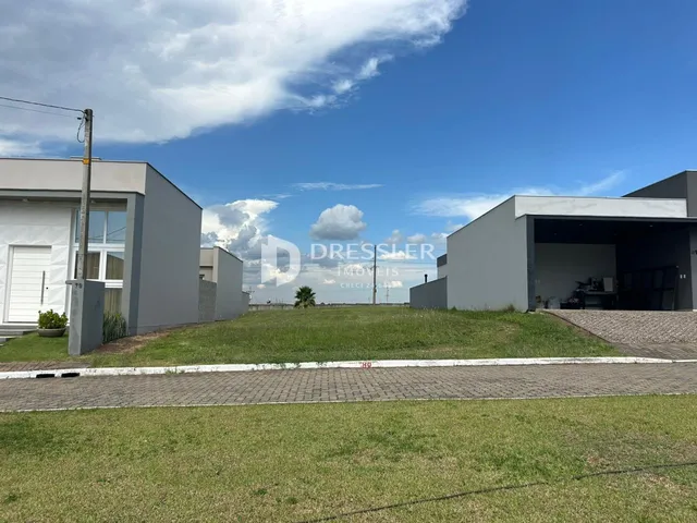 Fachada de uma residência com jardim e área externa em Lajeado, Brasil.