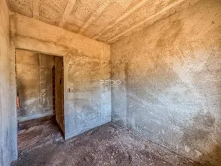 Parede interna de concreto cru em uma área de construção.